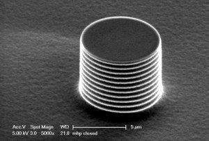 Micro-pilar de Silicio fabricado con el proceso Bosch